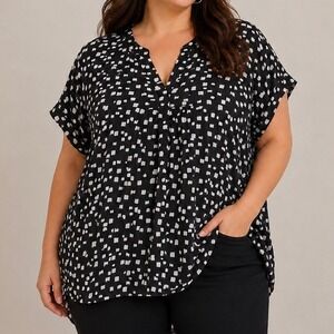 Torrid Black & White Abstract Dot Blouse Size 6 Plus Size Flowy Tunic Top